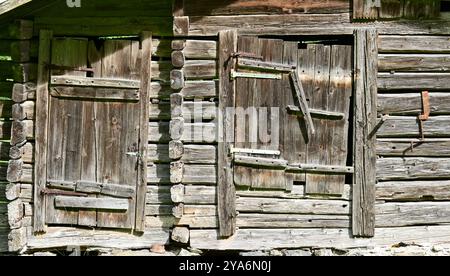 Alte Scheune mit schiefer Holztür und Fensterläden, Lauterbrunnental, Berner Oberland, Schweiz Stockfoto