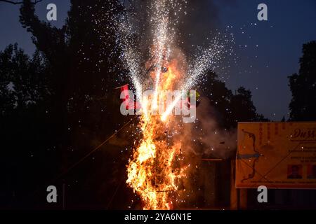 Ein Bildnis des Dämonenkönigs Ravana geht während des Dussehra Festivals in Srinagar in Flammen auf. Dussehra gedenkt an den Triumph von Lord Rama über den Dämonenkönig Ravana und markiert den Sieg des Guten über das Böse. Stockfoto