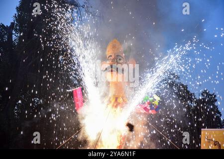 Ein Bildnis des Dämonenkönigs Ravana geht während des Dussehra Festivals in Srinagar in Flammen auf. Dussehra gedenkt an den Triumph von Lord Rama über den Dämonenkönig Ravana und markiert den Sieg des Guten über das Böse. Stockfoto