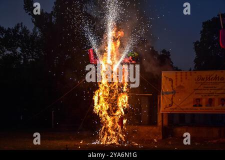 Ein Bildnis des Dämonenkönigs Ravana geht während des Dussehra Festivals in Srinagar in Flammen auf. Dussehra gedenkt an den Triumph von Lord Rama über den Dämonenkönig Ravana und markiert den Sieg des Guten über das Böse. Stockfoto