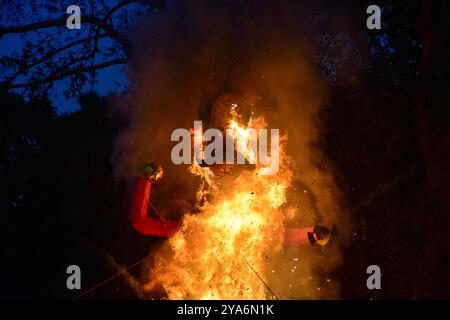 Ein Bildnis des Dämonenkönigs Ravana geht während des Dussehra Festivals in Srinagar in Flammen auf. Dussehra gedenkt an den Triumph von Lord Rama über den Dämonenkönig Ravana und markiert den Sieg des Guten über das Böse. Stockfoto