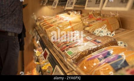 Kopenhagen, Dänemark - 12. September 2024: Brotregal im Supermarkt. Verschiedene Marken von nordischem Brot in der Bäckerei im Lebensmittelgeschäft Stockfoto