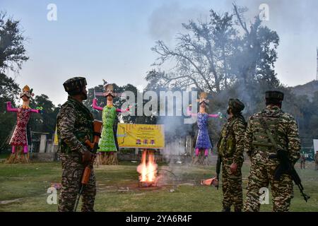 Srinagar, Indien. Oktober 2024. Paramilitärische Truppen sehen zu, wie Feuerwerkskörper vor den Fälschungen des Dämonenkönigs Ravana, seines Sohnes Meghnath und seines Bruders Kumbhkaran während des Dussehra-Festivals in Srinagar brennen. Dussehra gedenkt an den Triumph von Lord Rama über den Dämonenkönig Ravana und markiert den Sieg des Guten über das Böse. (Credit Image: © Saqib Majeed/SOPA Images via ZUMA Press Wire) NUR REDAKTIONELLE VERWENDUNG! Nicht für kommerzielle ZWECKE! Stockfoto