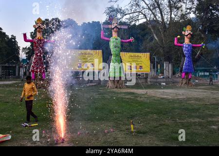 Srinagar, Indien. Oktober 2024. Ein hinduistischer Anhänger zündet Feuerknacker an, bevor er während des Dussehra-Festivals in Srinagar die Bilder des dämonischen Königs Ravana, seines Sohnes Meghnath und seines Bruders Kumbhkaran verbrennt. Dussehra gedenkt an den Triumph von Lord Rama über den Dämonenkönig Ravana und markiert den Sieg des Guten über das Böse. (Credit Image: © Saqib Majeed/SOPA Images via ZUMA Press Wire) NUR REDAKTIONELLE VERWENDUNG! Nicht für kommerzielle ZWECKE! Stockfoto