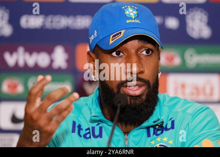 brasilia, Brasilien. Oktober 2024. Gerson aus Brasilien spricht während einer Pressekonferenz im B Hotel am 12. Oktober 2024. Das Team bereitet sich auf Peru in der 10. Runde der südamerikanischen Qualifikation zur FIFA Fussball-Weltmeisterschaft 2026 vor. Quelle: DiaEsportivo/Alamy Live News Stockfoto