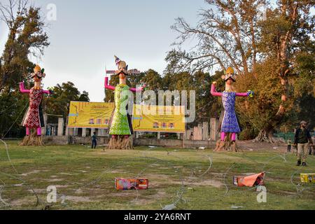 Srinagar, Indien. Oktober 2024. Während des Dussehra-Festivals in Srinagar spaziert ein Polizist in der Nähe der Bildnisse des dämonischen Königs Ravana, seines Sohnes Meghnath und seines Bruders Kumbhkaran. Dussehra gedenkt an den Triumph von Lord Rama über den Dämonenkönig Ravana und markiert den Sieg des Guten über das Böse. (Credit Image: © Saqib Majeed/SOPA Images via ZUMA Press Wire) NUR REDAKTIONELLE VERWENDUNG! Nicht für kommerzielle ZWECKE! Stockfoto