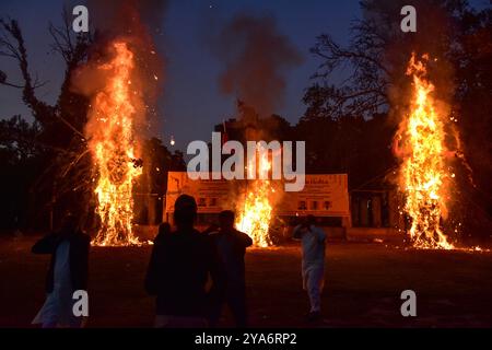 Srinagar, Indien. Oktober 2024. Bildnisse des dämonischen Königs Ravana, seines Sohnes Meghnath und seines Bruders Kumbhkaran brennen während des Dussehra Festivals in Srinagar. Dussehra gedenkt an den Triumph von Lord Rama über den Dämonenkönig Ravana und markiert den Sieg des Guten über das Böse. (Credit Image: © Saqib Majeed/SOPA Images via ZUMA Press Wire) NUR REDAKTIONELLE VERWENDUNG! Nicht für kommerzielle ZWECKE! Stockfoto