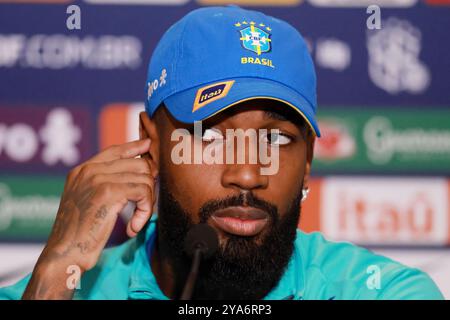 brasilia, Brasilien. Oktober 2024. Gerson aus Brasilien spricht während einer Pressekonferenz im B Hotel am 12. Oktober 2024. Das Team bereitet sich auf Peru in der 10. Runde der südamerikanischen Qualifikation zur FIFA Fussball-Weltmeisterschaft 2026 vor. Quelle: DiaEsportivo/Alamy Live News Stockfoto