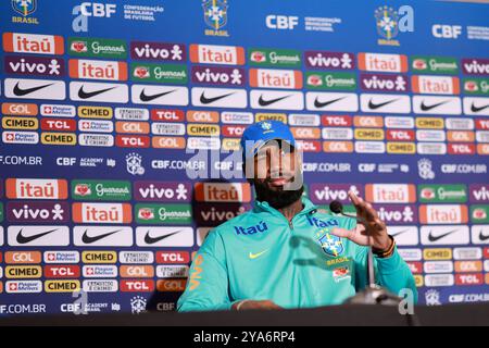 brasilia, Brasilien. Oktober 2024. Gerson aus Brasilien spricht während einer Pressekonferenz im B Hotel am 12. Oktober 2024. Das Team bereitet sich auf Peru in der 10. Runde der südamerikanischen Qualifikation zur FIFA Fussball-Weltmeisterschaft 2026 vor. Quelle: DiaEsportivo/Alamy Live News Stockfoto