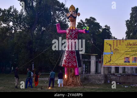 Srinagar, Indien. Oktober 2024. Hinduistische Gläubige erleuchteten während des Dussehra-Festivals in Srinagar ein Bildnis des dämonischen Königs Ravana. Dussehra gedenkt an den Triumph von Lord Rama über den Dämonenkönig Ravana und markiert den Sieg des Guten über das Böse. (Credit Image: © Saqib Majeed/SOPA Images via ZUMA Press Wire) NUR REDAKTIONELLE VERWENDUNG! Nicht für kommerzielle ZWECKE! Stockfoto