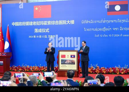 Vientiane, Laos. Oktober 2024. Der chinesische Premierminister Li Qiang und der laotische Premierminister Sonexay Siphandone nehmen am 12. Oktober 2024 an der Einweihungsfeier des Mahosot General Hospital in Vientiane, Laos, Teil. Quelle: Liu Bin/Xinhua/Alamy Live News Stockfoto