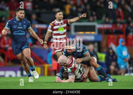 Manchester, Großbritannien. Oktober 2024. Liam Farrell von Wigan Warriors wird von Elliot Minchella von Hull KR während des Betfred Super League Grand Final Matches Wigan Warriors gegen Hull KR in Old Trafford, Manchester, Großbritannien, am 12. Oktober 2024 (Foto: Mark Cosgrove/News Images) in Manchester, Großbritannien, am 12. Oktober 2024 angegriffen. (Foto: Mark Cosgrove/News Images/SIPA USA) Credit: SIPA USA/Alamy Live News Stockfoto