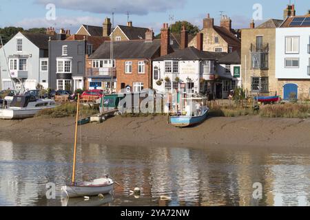 Teil des Ufers des River Colne bei Ebbe bei Wivenhoe in Essex, einschließlich des Rose and Crown Pub. Stockfoto