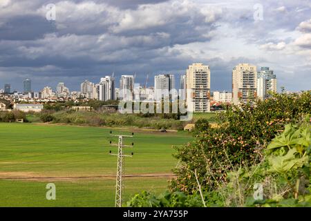 Hod Hasharon, Israel 13. Januar 2024. Ein Panoramablick auf die Stadt aus der Ferne. Die Skyline der Stadt ist mit hohen Gebäuden und bewölktem Himmel sichtbar Stockfoto