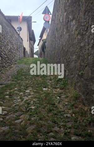 Schlampiger Kopfsteinpflasterweg zwischen Steinmauern in einer Stadt in den Bergen Stockfoto
