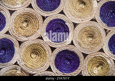 Die Textur eines bunten afrikanischen Strohkorbs Stockfoto