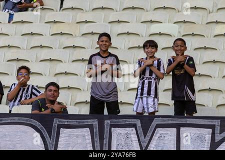 Fortaleza, Brasilien. Oktober 2024. CE - FORTALEZA - 10/12/2024 - BRASILIANISCHE B 2024, CEARA x PONTE PRETA - Kindertagsfans während des Spiels zwischen Ceara und Ponte Preta im Stadion Arena Castelao für die brasilianische B-Meisterschaft 2024. Foto: Baggio Rodrigues/AGIF Credit: AGIF/Alamy Live News Stockfoto