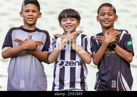 Fortaleza, Brasilien. Oktober 2024. CE - FORTALEZA - 10/12/2024 - BRASILIANISCHE B 2024, CEARA x PONTE PRETA - Kindertagsfans während des Spiels zwischen Ceara und Ponte Preta im Stadion Arena Castelao für die brasilianische B-Meisterschaft 2024. Foto: Baggio Rodrigues/AGIF Credit: AGIF/Alamy Live News Stockfoto