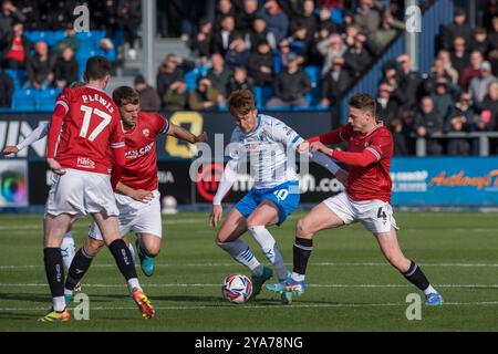 Barrow's GED Garner in Aktion mit Tom White von Morecambe während des Spiels der Sky Bet League 2 zwischen Barrow und Morecambe in der Holker Street, Barrow-in-Furness am Samstag, den 12. Oktober 2024. (Foto: Ian Allington | MI News) Credit: MI News & Sport /Alamy Live News Stockfoto