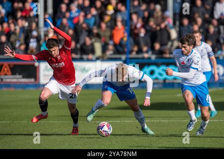 Barrow's GED Garner in Aktion mit Morecambe's Callum Jones während des Sky Bet League 2 Spiels zwischen Barrow und Morecambe in der Holker Street, Barrow-in-Furness am Samstag, den 12. Oktober 2024. (Foto: Ian Allington | MI News) Credit: MI News & Sport /Alamy Live News Stockfoto