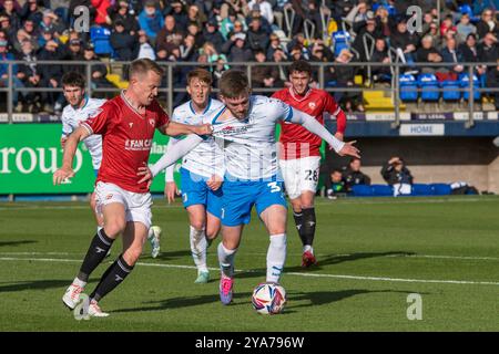 Barrows Ben Jackson kämpft am Samstag, den 12. Oktober 2024, mit Luke Hendrie in der Sky Bet League 2 zwischen Barrow und Morecambe in der Holker Street, Barrow-in-Furness. (Foto: Ian Allington | MI News) Credit: MI News & Sport /Alamy Live News Stockfoto