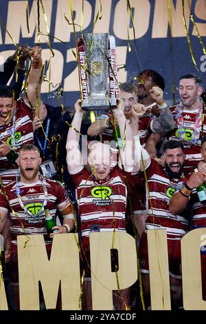 Liam Farrell von Wigan Warriors gewinnt nach dem Spiel des Betfred Super League Grand Final in Old Trafford, Manchester die Trophäe des Super League Grand Final. Bilddatum: Samstag, 12. Oktober 2024. Stockfoto