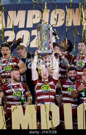 Liam Farrell von Wigan Warriors gewinnt nach dem Spiel des Betfred Super League Grand Final in Old Trafford, Manchester die Trophäe des Super League Grand Final. Bilddatum: Samstag, 12. Oktober 2024. Stockfoto