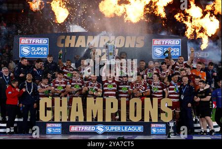 Liam Farrell von Wigan Warriors gewinnt nach dem Spiel des Betfred Super League Grand Final in Old Trafford, Manchester die Trophäe des Super League Grand Final. Bilddatum: Samstag, 12. Oktober 2024. Stockfoto