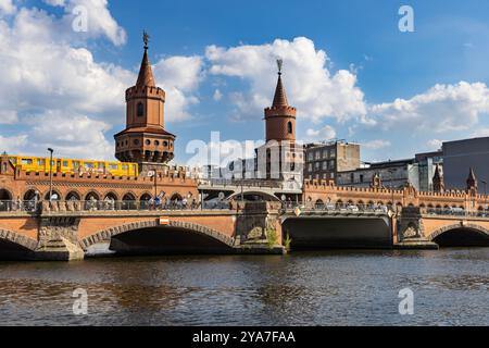 Oberbaumbrücke, rote Doppelstockbrücke, Überquerung der Spree, Berlin, Deutschland Stockfoto