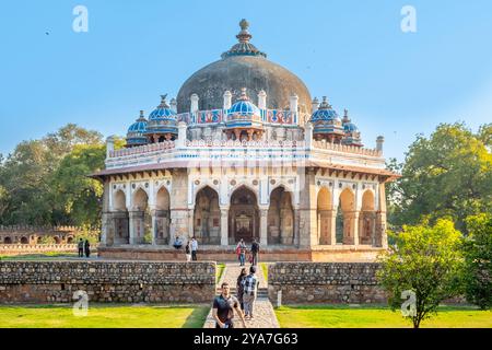 Delhi, Indien - 9. Februar 2024: Die Menschen besuchen das Grab und die Moschee von Isa Khan in der Nähe des Humayun-Grabes. Stockfoto