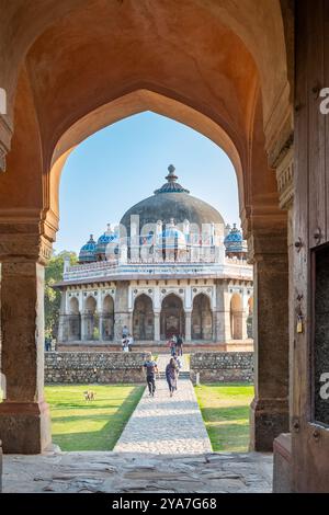 Delhi, Indien - 9. Februar 2024: Die Menschen besuchen das Grab und die Moschee von Isa Khan in der Nähe des Humayun-Grabes. Stockfoto