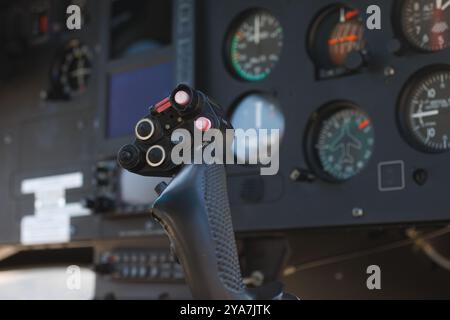 Joystick zur Steuerung des Hubschraubers. Flugdeck mit Flugsteuerungselementen und multifunktionalen Displays in einem i-ULYA Hubschrauber Stockfoto