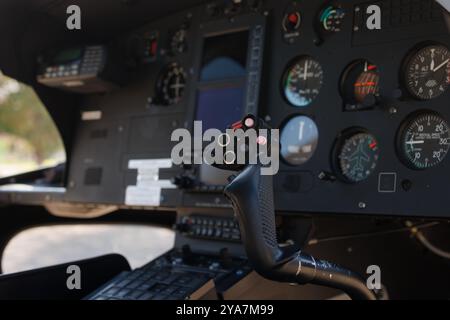 Joystick zur Steuerung des Hubschraubers. Flugdeck mit Flugsteuerungselementen und multifunktionalen Displays in einem i-ULYA Hubschrauber Stockfoto