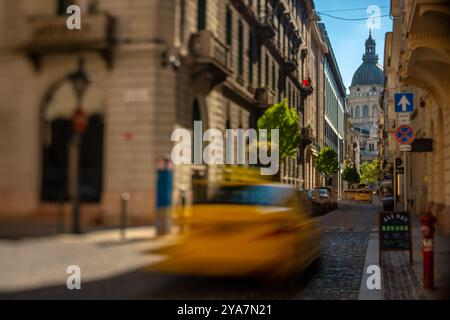 Budapest, Ungarn - 18. August 2024: Blick auf den Stephansdom von der Lazar-Straße aus. Der Fokus ist zur Kathedrale geneigt. Klarer Himmel. Stockfoto