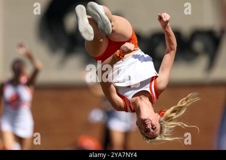 Winston-Salem, North Carolina, USA. Oktober 2024. Ein Cheerleader der Clemson Tigers tritt am 12. Oktober 2024 im AlLegacy Stadium in Winston-Salem, NC, während des zweiten Viertels des NCAA-Fußballspiels Wake Forest Demon Deacons vs Clemson Tigers auf. (Kreditbild: © Cory Knowlton/ZUMA Press Wire) NUR REDAKTIONELLE VERWENDUNG! Nicht für kommerzielle ZWECKE! Stockfoto