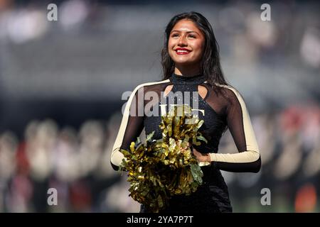 Winston-Salem, North Carolina, USA. Oktober 2024. Ein Cheerleader der Wake Forest Demon Deacons jubelt während des NCAA-Fußballspiels Wake Forest Demon Deacons vs Clemson Tigers im AlLegacy Stadium in Winston-Salem, NC am 12. Oktober 2024. (Kreditbild: © Cory Knowlton/ZUMA Press Wire) NUR REDAKTIONELLE VERWENDUNG! Nicht für kommerzielle ZWECKE! Stockfoto