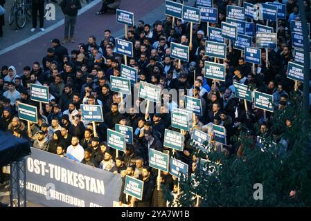 Hamburg, Deutschland. Oktober 2024. Die Teilnehmer einer Kundgebung halten zahlreiche Poster hoch. Unter dem Motto "stoppt den Völkermord an unseren uigurischen Brüdern und Schwestern in Ostturkistan" wurde eine Versammlung im Raum Kreuzweg/Steindamm registriert. Die Polizei sprach am frühen Abend von einer friedlichen Veranstaltung, gab aber noch keine Angaben über die Teilnehmerzahl. Kredit: Frank Bründel/CitynewsTV/dpa/Alamy Live News Stockfoto