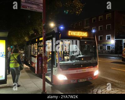 Hamburg, Deutschland. Oktober 2024. Ein Bus mit der Aufschrift „Evakuierung“ steht an einer Bushaltestelle. Eine nicht explodierte Bombe aus dem Zweiten Weltkrieg wurde auf dem Gelände einer Hamburger Grundschule gefunden. Die Bombe soll heute Abend entschärft werden. Nach Angaben der Feuerwehr sind derzeit Evakuierungsmaßnahmen im Bereich Sternschanze im Gange. Quelle: Benjamin Haller/dpa/Alamy Live News Stockfoto