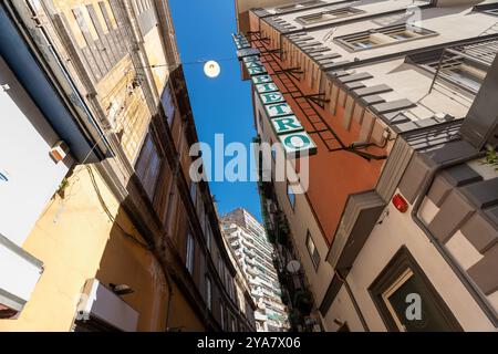 Neapel, Italien - 23. Mai 2024: Zwischen Engen Straßen Der Stadt. Stockfoto