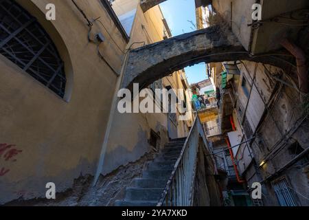 Neapel, Italien - 23. Mai 2024: Erkundung der düsteren Realitäten der neapolitanischen Stadtteile Slum. Stockfoto