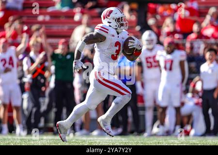 Piscataway, New Jersey, USA. Oktober 2024. Wisconsin Badgers Running Back TAWEE WALKER (3) läuft mit dem Ball während des Spiels zwischen der Rutgers University und Wisconsin Badgers im SHI Stadium in Piscataway, NJ (Credit Image: © Scott Rausenberger/ZUMA Press Wire) NUR ZUR REDAKTIONELLEN VERWENDUNG! Nicht für kommerzielle ZWECKE! Stockfoto