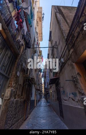 Neapel, Italien - 23. Mai 2024: Dunkle Gasse in Neapel. Stockfoto