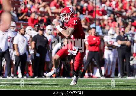 Piscataway, New Jersey, USA. Oktober 2024. Quarterback ATHAN KALIAKMANIS (16) von den Rutgers Scarlet Knights läuft mit dem Ball während des Spiels zwischen der Rutgers University und Wisconsin Badgers im SHI Stadium in Piscataway, NJ (Credit Image: © Scott Rausenberger/ZUMA Press Wire) NUR ZUR REDAKTIONELLEN VERWENDUNG! Nicht für kommerzielle ZWECKE! Stockfoto