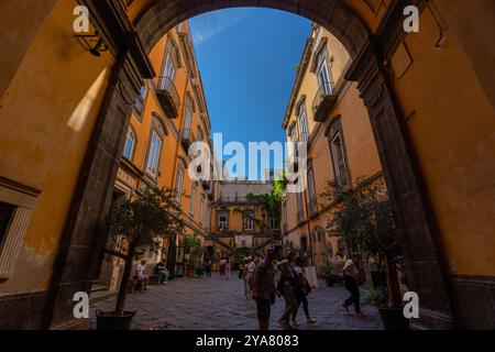 Neapel, Italien - 23. Mai 2024: Marigliano Palast Bogen. Stockfoto