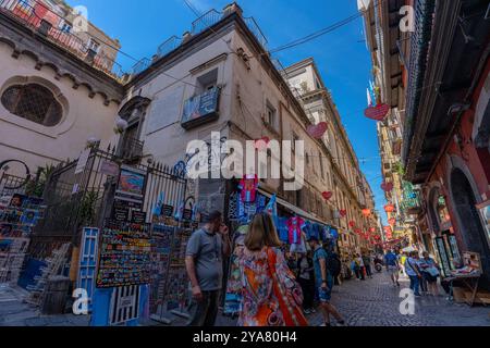 Neapel, Italien - 23. Mai 2024: Neapel, Italien - 23. Mai 2024: Charmante Touristenstraße in Neapel mit hängenden Herzen geschmückt. Stockfoto