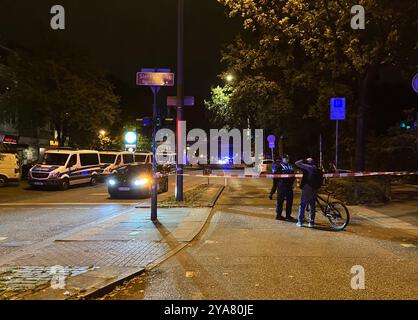 Hamburg, Deutschland. Oktober 2024. Die Polizei hat das Gebiet abgesperrt. Eine nicht explodierte Bombe aus dem Zweiten Weltkrieg wurde auf dem Gelände einer Hamburger Grundschule gefunden. Die Bombe soll heute Abend entschärft werden. Nach Angaben der Feuerwehr sind derzeit Evakuierungsmaßnahmen im Bereich Sternschanze im Gange. Quelle: Benjamin Haller/dpa/Alamy Live News Stockfoto