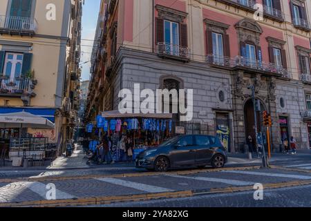 Neapel, Italien - 23. Mai 2024: Sonnige Gasse in Neapel mit historischem Charme. Stockfoto