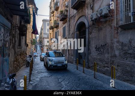 Neapel, Italien - 23. Mai 2024: Enge Gassen des historischen Herzens von Neapel. Stockfoto
