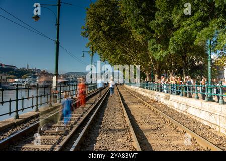 Budapest, Ungarn – 22. September 2024: Sturm Boris Nachwirkungen: Fußgänger auf den Straßenbahnschienen von Duna Korzó. Stockfoto