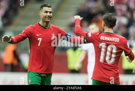 Stadion Narodowy, Warschau, Polen. Oktober 2024. Internationaler Fußball UEFA Nations League A, Gruppe 1, Polen gegen Portugal; Cristiano Ronaldo (POR) feiert mit Torschütze Bernardo Silva (POR) für 0-1 in der 26. Minute Credit: Action Plus Sports/Alamy Live News Stockfoto